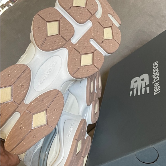 New Balance 9060 new in box gray beige size 7Womens + 5.5Mens - Picture 4 of 4